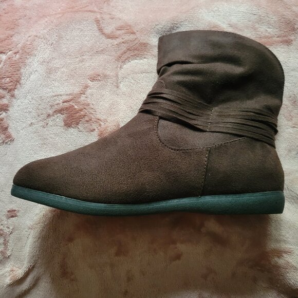 Womens Size 7 SO Brown Slip On Above Ankle Tassel Accent Boots - Picture 3 of 9